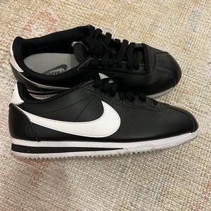 Black Nike cortez sneakers!